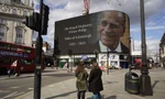 Thông cáo về sự ra đi của Hoàng tế Philip tại giao lộ Piccadilly ở thủ đô London. Ảnh: AFP.