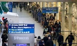 Hình ảnh hành khách xếp hàng dài để chờ tàu đi Pháp tại ga St. Pancras. Ảnh: Getty.