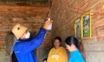'Áo xanh' sửa chữa, thay thiết bị điện cho gia đình khó khăn 