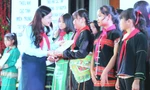 Trao tặng học bổng Vừ A Dính cho thiếu nhi dân tộc thiểu số 