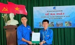 Bí thư huyện Đoàn (phải) và anh Hội trong lễ ra mắt tổ hợp tác thanh niên nuôi ốc nhồi