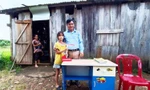 Trò nghèo vùng sâu cảm động khi được tặng bàn, đèn học trước năm học mới