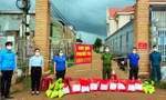 Huyện Đoàn Cư M'gar và chùa Hoa Nghiêm tặng 100 túi quà an sinh