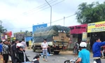 Va chạm với xe tải, hai nữ sinh viên thương vong