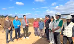 Thăm hỏi, tặng quà thanh niên công nhân hỗ trợ hoàn thành 3.000km cao tốc