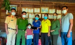 Lãnh đạo, cán bộ chiến sĩ công an huyện Krông Búk trao máy tính cho học sinh khó khăn
