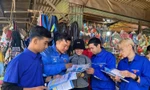 Áo xanh Đắk Lắk 'đi từng ngõ, gõ từng nhà' giúp tiểu thương, chủ quán cài app, quét mã QR