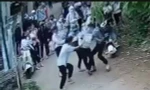 Nữ sinh lớp 10 bị hành hung, nhiều học sinh đứng ngoài reo hò quay clip