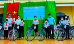 Học sinh nghèo vùng sâu hạnh phúc khi được tặng xe đạp