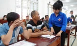 Quà tặng ý nghĩa với công dân đầu tiên hoàn thành thủ tục hành chính ở Đắk Lắk