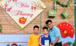 Giáo viên vùng sâu lì xì đặc biệt cho học sinh 