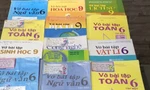SGK, sách bài tập được phụ huynh phát hiện là sách giả được đưa vào trường học ở Hà Nam. (ảnh: VTV)