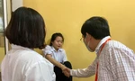 Ông Mai Văn Trinh động viên thí sinh bị đau bụng ở điểm thi THPT Ngô Sĩ Liên. 