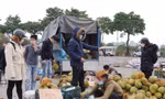 Nông sản tiếp tục 'gặp hạn' đầu năm, thêm cửa khẩu tại Lào Cai dừng nhận xe chở trái cây 