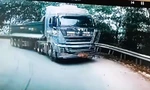 Tước bằng lái tài xế xe tải lấn làn, suýt đối đầu xe khách trên đèo ở Lào Cai