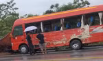 Va chạm xe khách trên cao tốc Nội Bài - Lào Cai, một người chết, sáu người bị thương