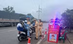 Cảnh sát giao thông Cao Bằng phát nước, đồ ăn, xăng miễn phí cho người dân