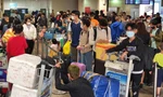 24 tháng Chạp, biển người chen chân về quê ăn Tết ở sân bay Tân Sơn Nhất 