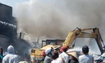 Kho chứa vải ở TPHCM cháy ngùn ngụt gần nửa ngày