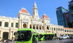 Cận cảnh tuyến xe buýt điện đầu tiên lăn bánh ở TPHCM