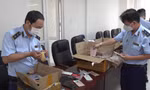 Thu giữ lô điện thoại iPhone trị giá hơn 2 tỷ đồng trên tàu SE4 