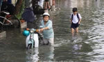 TP.HCM: Học sinh một trường cấp Hai được về sớm vì triều cường và mưa lớn