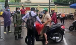 Teen Hà Nội đội mưa tới trường trong ngày đầu bước vào kỳ thi tuyển sinh lớp 10 THPT