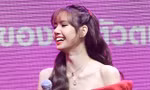 Lisa (BLACKPINK) khoe bờ vai trứ danh trong thiết kế của NTK Công Trí, hé lộ tỷ lệ cơ thể hiếm có