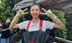 'Nàng hậu quốc dân' ghi điểm vì loạt ảnh đời thường, nhặt rác cùng các bạn trẻ bảo vệ môi trường
