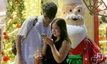 Giới trẻ Sài Gòn rộn ràng đón Giáng sinh sớm, nhộn nhịp check-in chào đón mùa lễ hội cuối năm