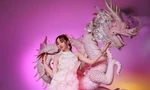 Nàng mẫu gen Z Bảo Hà thả dáng bên linh vật rồng khổng lồ, gây trầm trồ với bộ ảnh Tết đầu tư 'khủng'