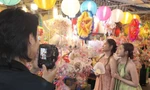 Phố lồng đèn TP. HCM 'bắt trend' nhanh, thu hút giới trẻ đến check in sớm mùa Trung thu 2024