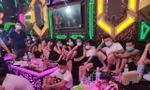 Nhóm nam, nữ tại quán karaoke. Ảnh: N.L