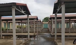 Khu chợ Gia Tiến được đầu tư 15 tỷ xây dựng từ năm 2015 rồi bỏ hoang. Ảnh: Đ.H