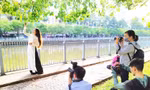 Chụp ảnh thu vàng bên dòng kênh 