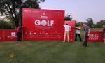 Ông Evans Mahoney đến tận nơi chỉ đạo thi công, chuẩn bị cho ngày khai mạc Tiền Phong Golf Championship 2022 Ảnh: Mạnh Thắng 