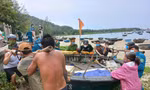 Khẩn trương di dời tàu, thuyền tránh bão số 5 ở Đà Nẵng Ảnh: Nguyễn Thành