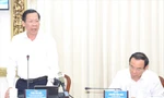Chủ tịch UBND TPHCM Phan Văn Mãi (bìa trái) chỉ đạo kết luận phiên họp