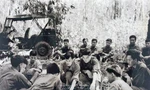 Ban chỉ huy Trung đoàn 66 đang xem tấm bản đồ do nhà báo Đinh Quang Thành tặng, để nghiên cứu đường đi trong nội thành Sài Gòn và tới Dinh Độc Lập