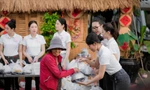 Trong dự án Bếp ăn nhân ái, các thí sinh không chỉ đến phát cơm mà còn để lại sự ấm áp và động lực cho những người đang chống chọi bệnh tật 