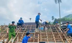 ĐVTN xã Ba Dinh (huyện Ba Tơ) lợp mái nhà cho hộ dân được xây dựng nhà mới Ảnh: NN