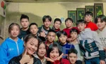 Cô giáo Hoàng Thị Lan Hương (thứ 3 hàng đầu, từ trái qua) luôn hạnh phúc bên học sinh của mình 