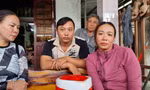 Người thân các ngư dân gặp nạn mong mỏi, cầu mong phép màu cho 12 ngư dân mất tích Ảnh: Hoài Văn 