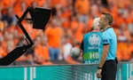 Trọng tài theo dõi màn hình VAR để xác định một pha phạm lỗi 