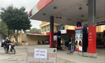 Nhiều cây xăng bán lẻ ở khu vực phía Nam treo biển hết xăng sau khi 7 doanh nghiệp đầu mối bị rút giấy phép trong thời gian qua Ảnh: Nguyễn Bằng