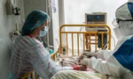 Bác sĩ và người mẹ chăm sóc bé gái mắc COVID-19 ở UkraineẢnh: UNICEF