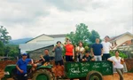 Du khách cùng các thành viên CLB “Hướng dẫn viên du lịch miễn phí” chụp hình lưu niệm tại thác Tà Gụ 