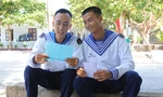 Hai chiến sỹ Phan Văn Thành, Nguyễn Thành Tâm cùng đọc bức thư của đồng đội ở đảo Sinh Tồn gửi sang