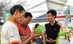 Anh Lê Minh Triều (bên phải) giới thiệu sản phẩm trà thảo dược cà gai leo