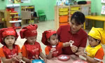 Cô Lý Thị Thu Huyền giáo viên Trường Mầm non Việt - Triều Hữu nghị chăm sóc trẻ mầm non